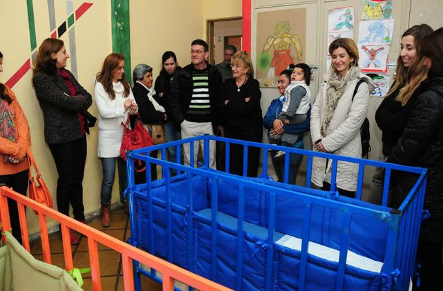 Jóvenes de la institución Casa “Juan Diego” y funcionarios del Ministerio de Desarrollo Social durante la entrega.