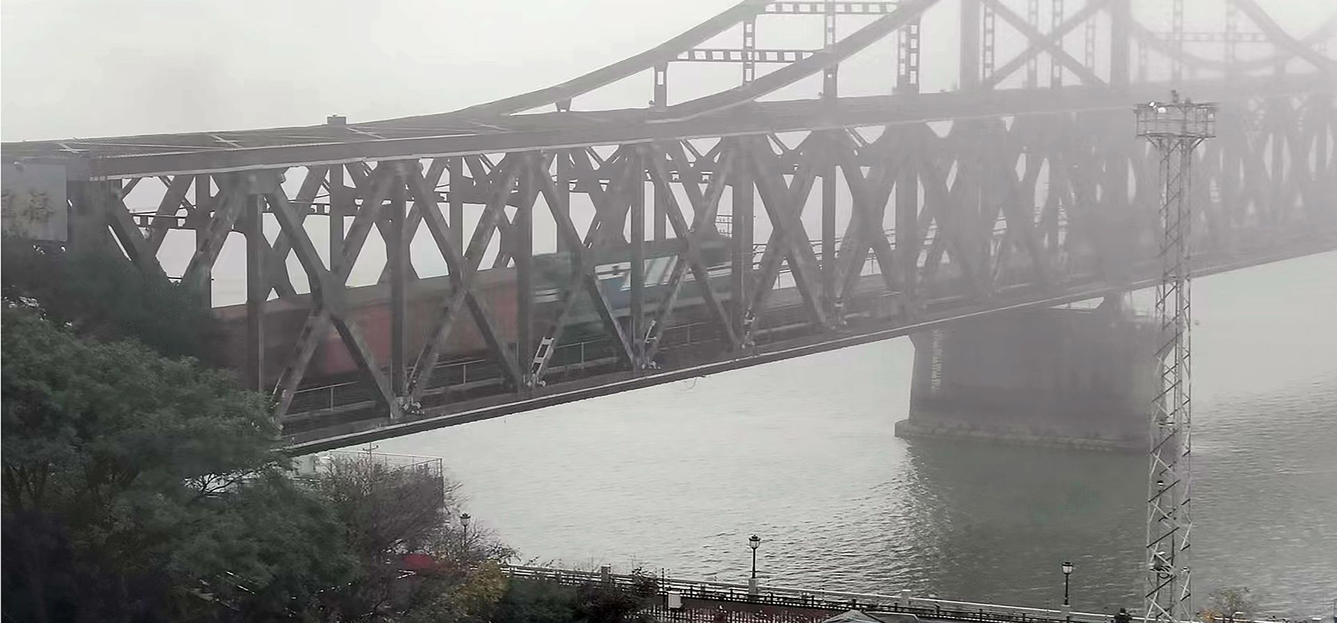 Un tren de carga cruza un puente que conecta a China y Corea del Norte en Dandong, en la provincia nororiental china de Liaoning, el lunes 26 de septiembre de 2022. Corea del Norte y China reanudaron el servicio de trenes de carga el lunes luego de una pausa de cinco meses, dijeron funcionarios surcoreanos, mientras North lucha por revivir una economía golpeada por la pandemia, las sanciones de la ONU y otros factores.
