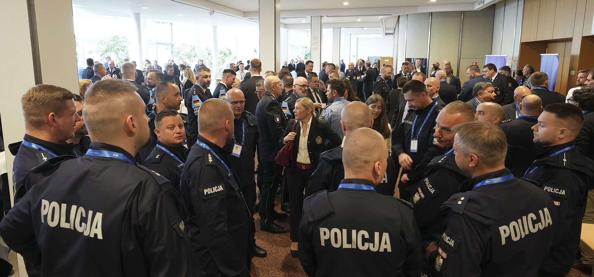 Agentes de policía de Polonia se reúnen con colegas de toda Europa para la inauguración del Centro Internacional de Cooperación Policial (IPCC) en Neuss, Alemania, el lunes 10 de junio de 2024. Policía de toda Europa operarán desde allí para monitorear Seguridad durante el torneo de fútbol Euro 2024, que se llevará a cabo en Alemania del 14 de junio al 14 de julio. (Foto AP/Martin Meissner) Agentes de policía de Polonia se reúnen con colegas de toda Europa para la inauguración del Centro Internacional de Cooperación Policial (IPCC) en Neuss, Alemania, el lunes 10 de junio de 2024. Policía de toda Europa operarán desde allí para monitorear Seguridad durante el torneo de fútbol Euro 2024, que se llevará a cabo en Alemania del 14 de junio al 14 de julio. (Foto AP/Martin Meissner)
