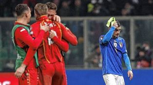 Los jugadores de Macedonia festejan ante la desazón de los italianos.