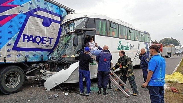 Un micro de Concordia chocó en la Panamericana: hay 12 persona heridas.