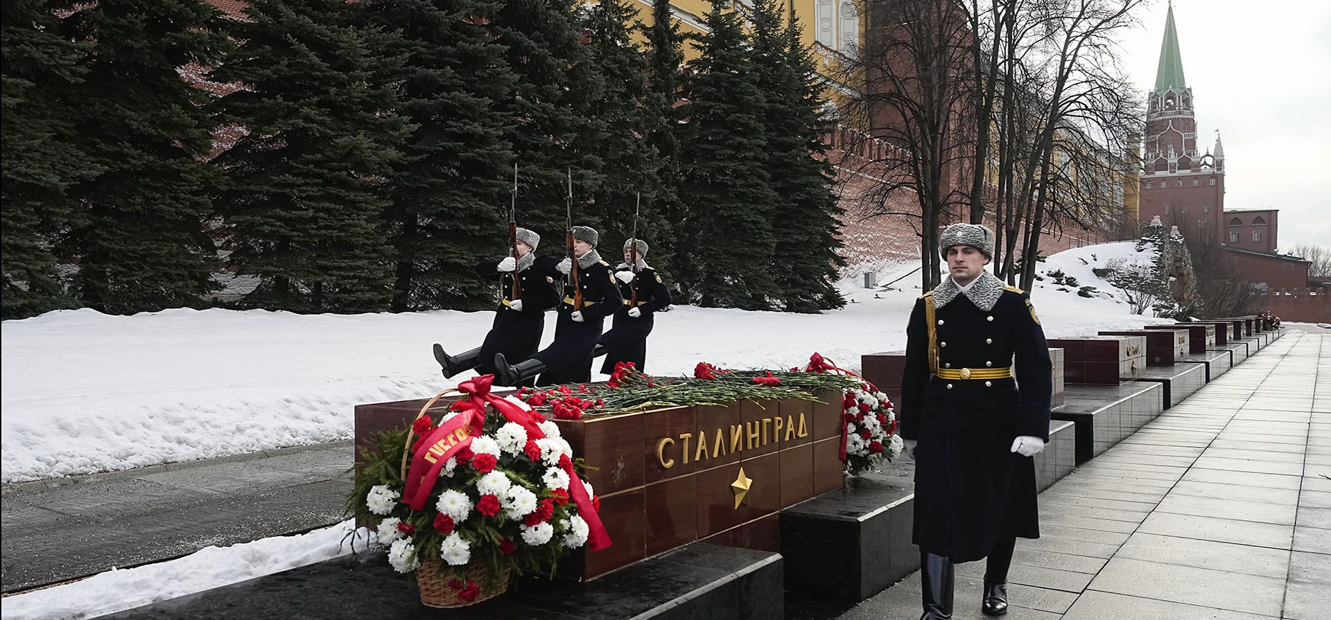 Miembros de la guardia de honor marchan en la Tumba de Stalingrado durante una ceremonia de colocación de una ofrenda floral en la Tumba del Soldado Desconocido cerca del Muro del Kremlin en conmemoración del 80 aniversario de la victoria soviética en la batalla de Stalingrado en Moscú, Rusia, el jueves 2 de febrero de 2020. (Foto AP/Alexander Zemlianichenko)