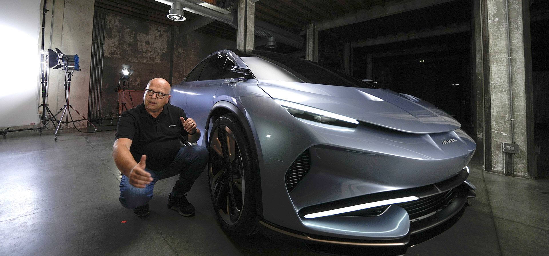 El diseñador emergente de Ahera, Filippo Perini, es entrevistado por The Associated Press durante un set para filmar el nuevo vehículo eléctrico Aehra, en Milán, Italia, el jueves 20 de octubre de 2022. Tesla allanó el camino hace casi dos décadas. Ahora, el camino hacia la transición de vehículos totalmente eléctricos está plagado de nuevas empresas.