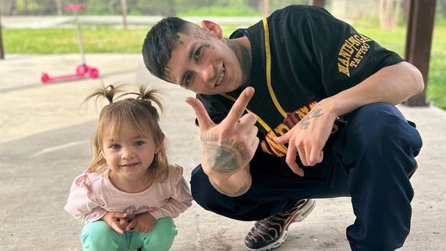 L-Gante celebró su libertad rodeado de afectos: se mostró con su hija Jamaica y anunció un nuevo disco.