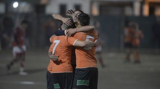 Festejo naranja. Los futbolistas de Adiur definirán ante Oriental.