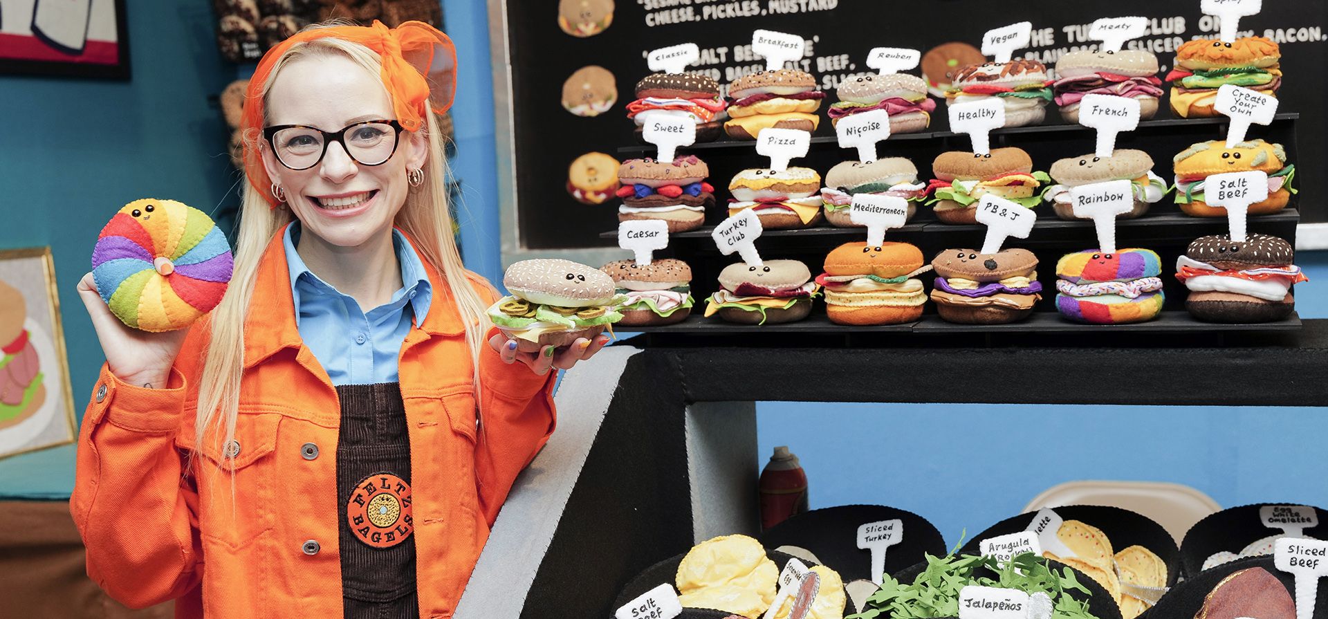 La artista británica Lucy Sparrow aparece en su instalación "Feltz Bagels" el lunes 2 de octubre de 2023 en Nueva York. Inaugurada el martes, la instalación utiliza aproximadamente 30.000 piezas de fieltro para recrear la apariencia de las auténticas tiendas de bagels judías destacadas en el barrio Lower East Side de Nueva York. (Foto de Evan Agostini/Invision/AP) La artista británica Lucy Sparrow aparece en su instalación "Feltz Bagels" el lunes 2 de octubre de 2023 en Nueva York. Inaugurada el martes, la instalación utiliza aproximadamente 30.000 piezas de fieltro para recrear la apariencia de las auténticas tiendas de bagels judías destacadas en el barrio Lower East Side de Nueva York. (Foto de Evan Agostini/Invision/AP)