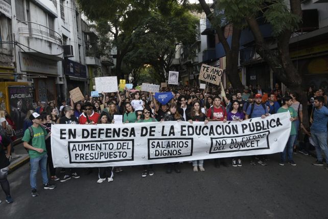 En Rosario, la plaza San Martín desbordó de gente y de consignas