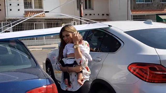 Dejó a su beba dentro del auto para ir a desayunar y la niña se insoló