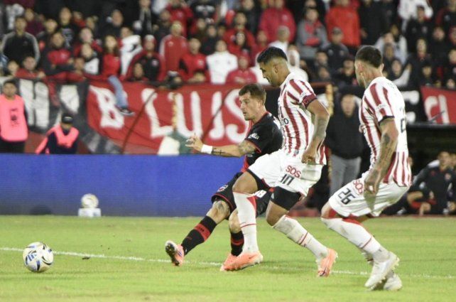 El Colo Ramírez saca el latigazo para el empate de Newells.