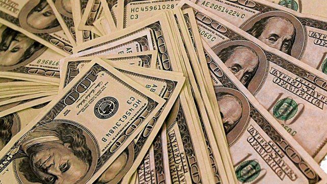 El dólar blue bajó cuatro pesos tras haber traspasado la barrera de los $400 en Santa Fe el pasado martes