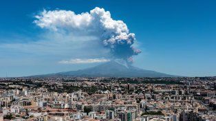Entró en erupción el volcán Etna con una monumental columna de humo y ceniza