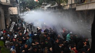 La policía metropolitana disuadió a los manifestantes por medio de un camión hidrante blindado.