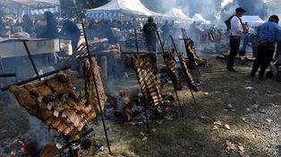 Aroma inconfundible. El asado a la estaca llenó de un olor magnetizante el parque a la Bandera.