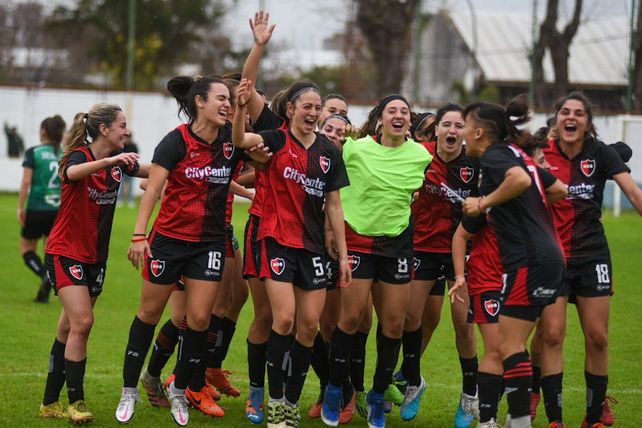 Es el final y las rojinegras celebran.