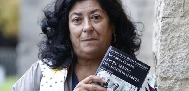 Murió la escritora española Almudena Grandes, autora de Las edades de Lulú