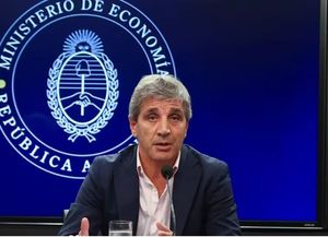 Caputo confirmó que desde el próximo lunes baja el impuesto País para importaciones y fletes