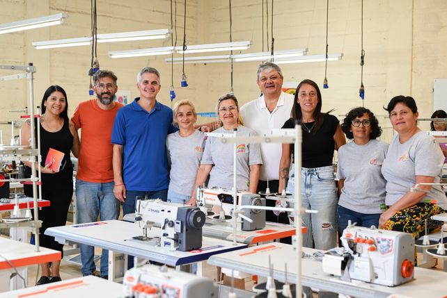 Villa Gobernador Gálvez: la Textil Municipal Arcoíris incorporó 26 nuevas máquinas de coser a su taller