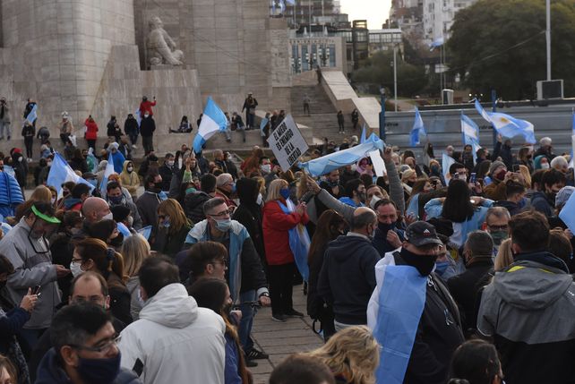 Multitudinaria protesta en el Monumento: era por Vicentin y terminó siendo en contra del gobierno nacional