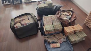 En octubre de 2021 la PFA decomisó a la banda 34 millones de pesos, 30.572 dólares, algo más de cuatro kilos de cocaína, un fusil y pistolas.
