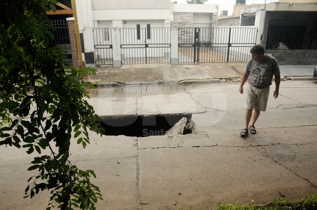 El socavón que se formó en barrio Siete jefes.