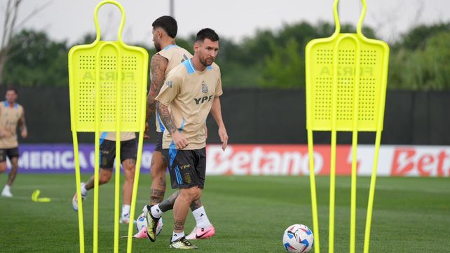 Lionel Messi maniobra en el entrenamiento en el Red Bull Training Center de Nueva Jersey. Scaloni podría decidir cambios en Argentina.