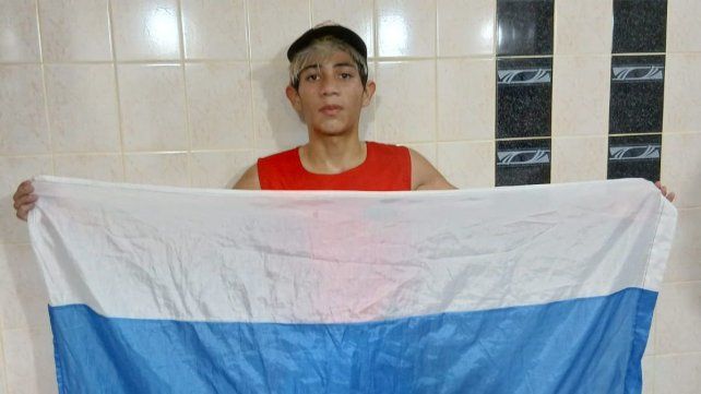 Santino Jaime con la bandera de la entidad Tricolor.