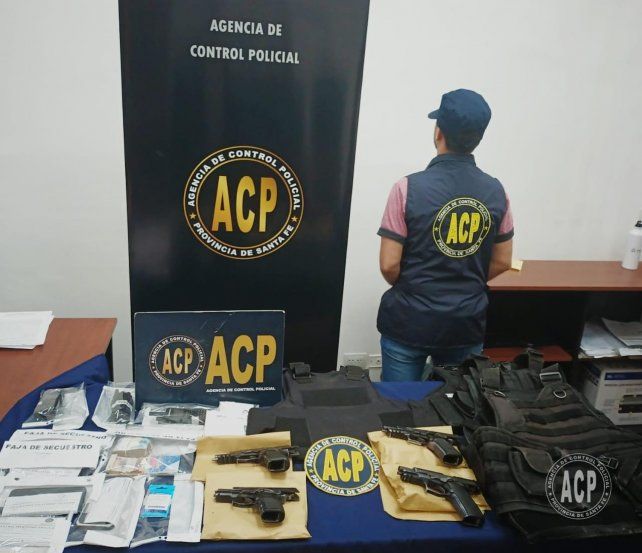Las pistolas reglamentarias y otros elementos incautados a los policías presos.