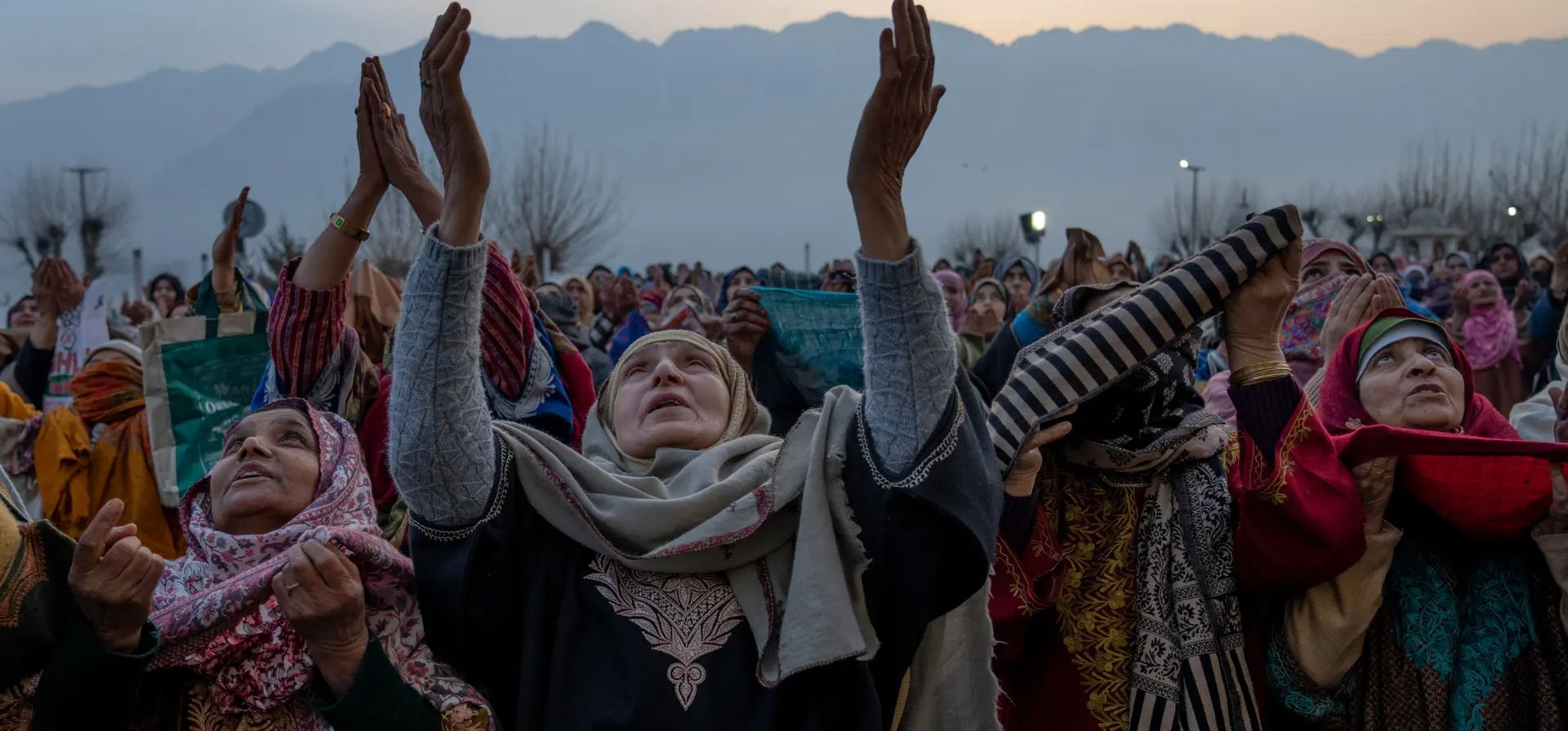 Los musulmanes de Cachemira levantan la mano para rezar frente al santuario de Hazratbal en Srinagar, Cachemira controlada por la India, en el aniversario de la ascensión de Mahoma al cielo, Srinagar, Cachemira, India. Fotografía: Dar Yasin/AP Los musulmanes de Cachemira levantan la mano para rezar frente al santuario de Hazratbal en Srinagar, Cachemira controlada por la India, en el aniversario de la ascensión de Mahoma al cielo, Srinagar, Cachemira, India. Fotografía: Dar Yasin/AP