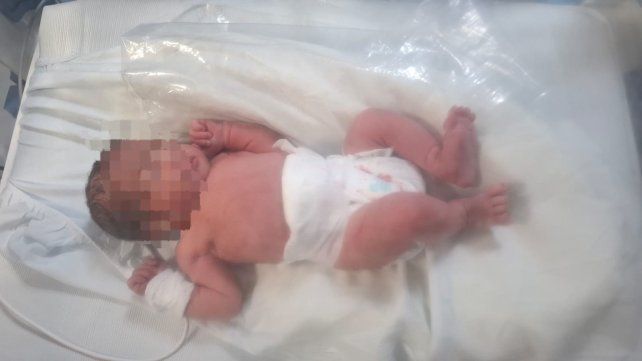 Encontraron una bebé recién nacida en un cesto de basura en el Gran Buenos Aires