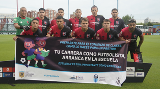 Los futbolistas de Newells que jugaron el primer partido con el Ogro Fabbiani en el banco.
