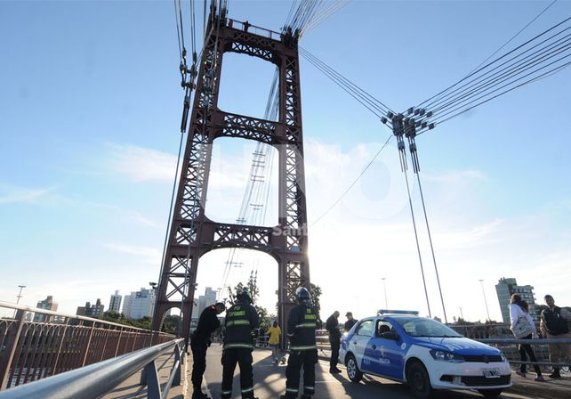 Rescataron a dos jóvenes que amenazaban con tirarse del Puente Colgante
