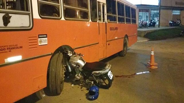 Dos personas fueron hospitalizados tras chocar una moto y un colectivo