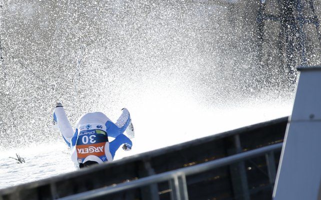 El noruego Daniel Andre Tande cae y se accidenta durante el evento de la Copa del Mundo individual de vuelo de esquí en Planica, Eslovenia.