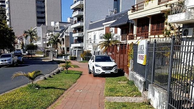 En la vecinal Parque Urquiza hay autos estacionados en las veredas y piden mayor respeto por las normas.