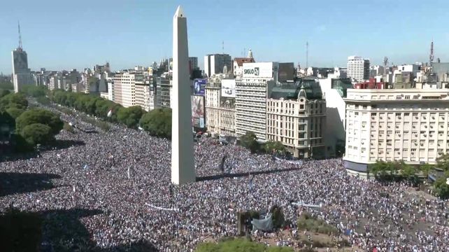 Una multitud celeste y blanca se reunió en las cercanías del Obelisco para esperar a la selección argentina y la Copa del Mundo.&nbsp;