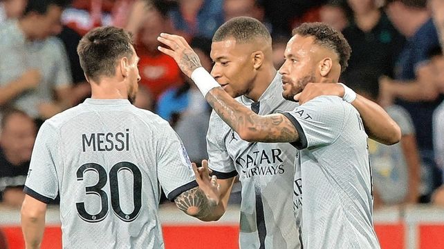 Lionel Messi festeja con Mbappé