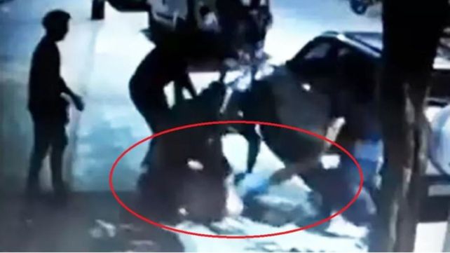 Un patota de al menos 6 personas le dio un brutal paliza a este joven de 25 años.&nbsp;