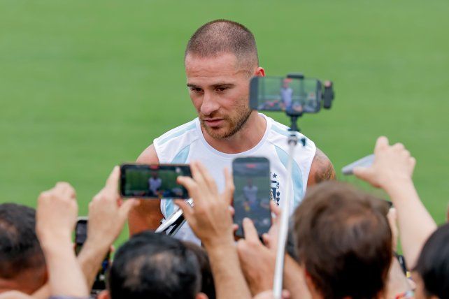 Alexis Mac Allister fue uno de los futbolistas de Argentina que tuvo contacto con la prensa.