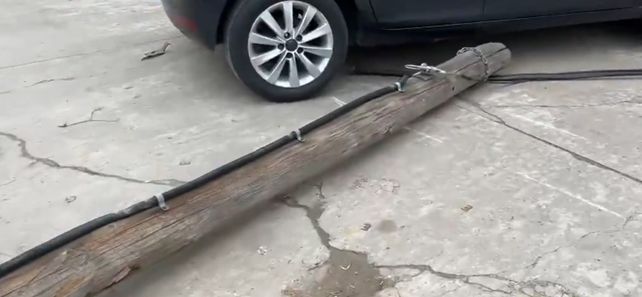 Un ladrón de cables terminó con fracturas cuando cayó desde lo alto junto al poste.