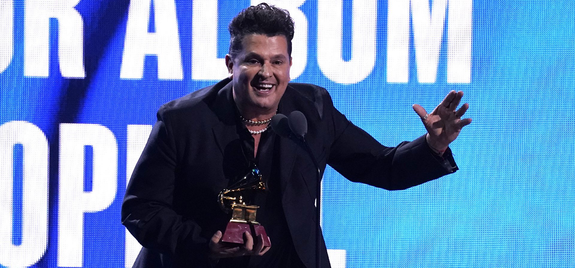Carlos Vives acepta el premio al mejor álbum tropical contemporáneo por "Cumbiana II" en la 23º entrega anual de los Premios Grammy Latinos en el Mandalay Bay Michelob Ultra Arena, el jueves 17 de noviembre de 2022 en Las Vegas. (Foto AP/Chris Pizzello)