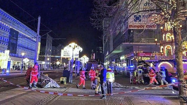 El auto se lanzó contra la gente en el mercado navideño de Alemania.