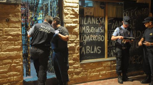Un policía confundió a un cliente con un asaltante y lo mató