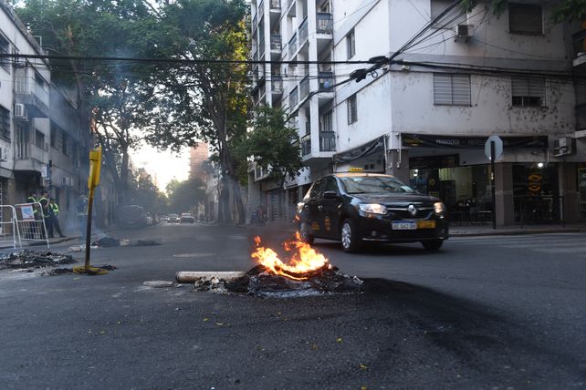 Los vecinos de Montevideo y Presidente Roca cortaron esta semana las calles para protestar tras sufrir un apagón de 48 horas.