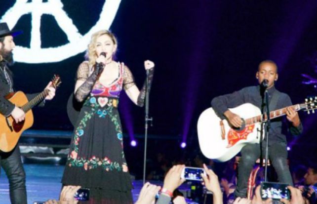 Madonna sorprende en París cantando en un homenaje a las víctimas del atentado