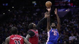 Philadelphia derrotó a Chicago con una actuación superlativa de Embiid