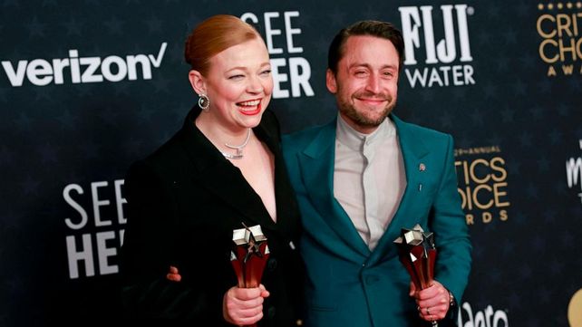 La actriz autraliana Sarah Snook y el actor Kieran Culkin, ganadores como mejor actriz y mejor actor en serie dramática por 