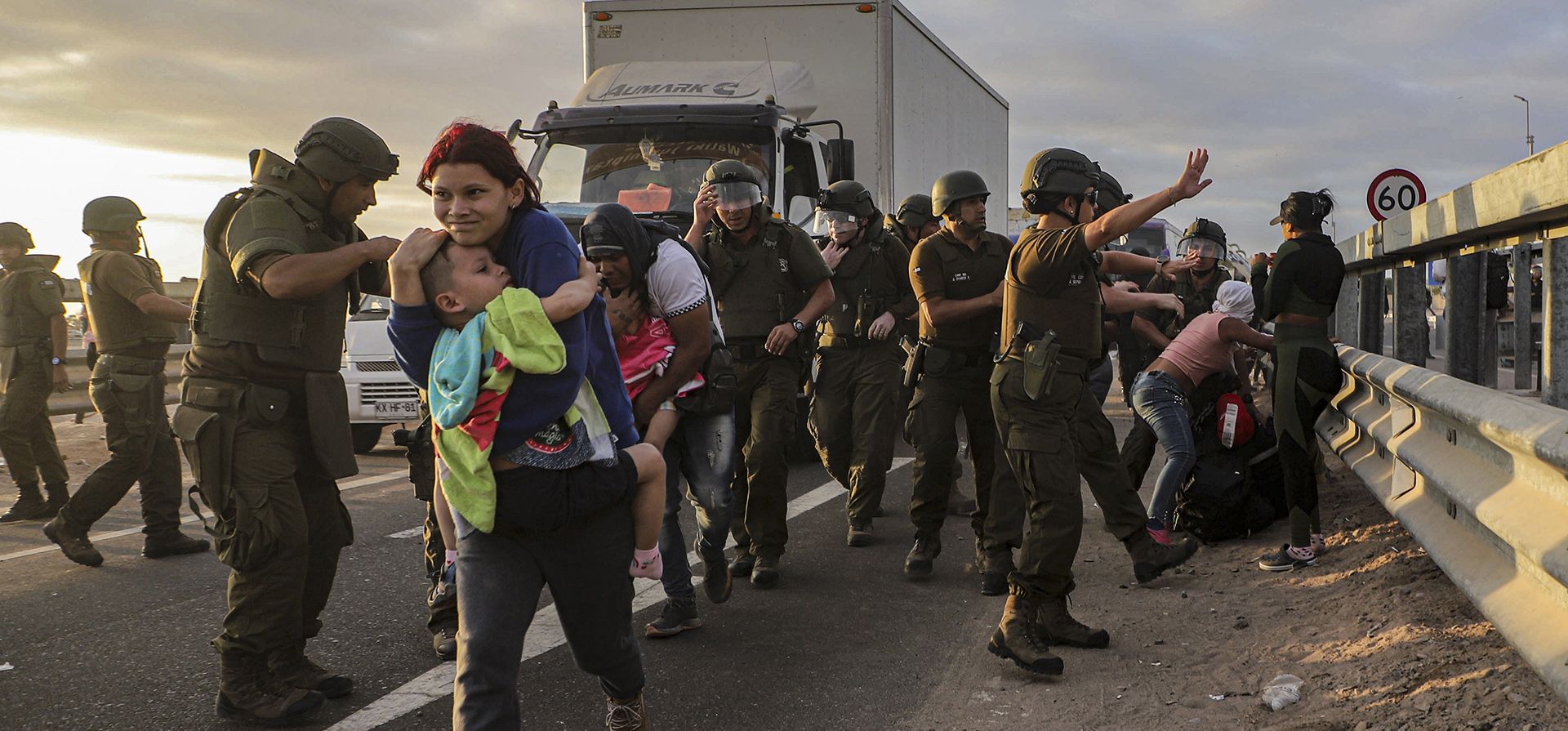 Migrantes que bloquearon la carretera en la frontera entre Chile y Perú son dispersados por la policía chilena cerca de Arica, Chile, el miércoles 3 de mayo de 2023. Una crisis migratoria en la frontera entre Chile y Perú se ha intensificado a medida que los migrantes que dicen que quieren volver a casa permanecen varado, sin poder entrar a Perú. (Foto AP/Agustín Mercado)