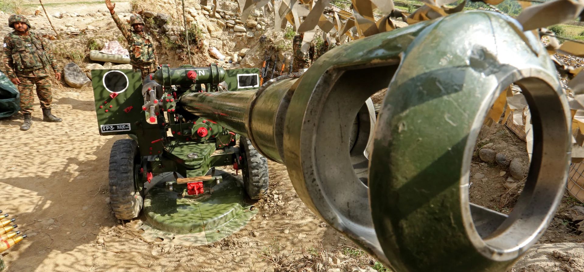 Soldados del ejército demuestran el uso de un cañón de artillería, Poonch, India. Fotografía: Mukesh Gupta/AFP/Getty Images Soldados del ejército demuestran el uso de un cañón de artillería, Poonch, India. Fotografía: Mukesh Gupta/AFP/Getty Images