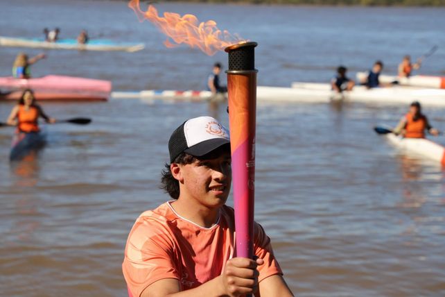Deportistas de Granadero Baigorria llevaron la llama durante su recorrido por distintos puntos de la ciudad.&nbsp;