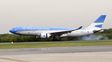El Airbus de Aerolíneas toca suelo argentino en el aeropuerto internacional de Ezeiza.